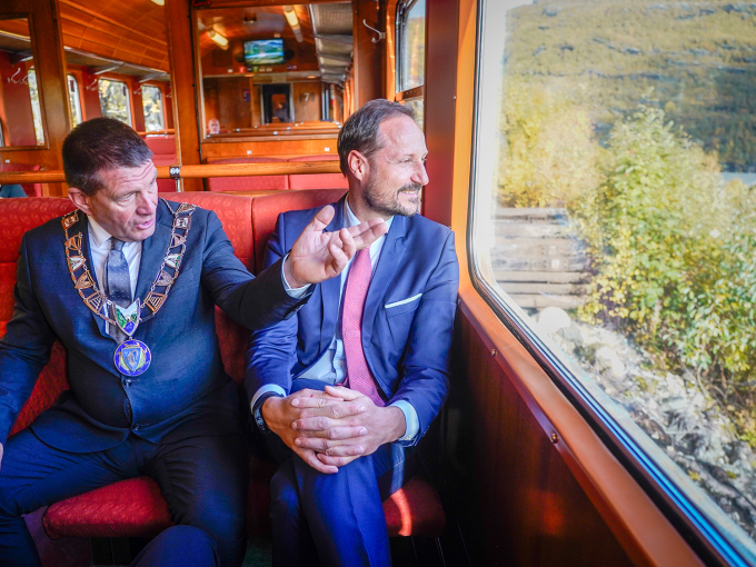 Ordførar Trygve Skjerdal kunne guide for Kronprinsen om bord på Flåmsbana. Foto: Terje Pedersen / NTB